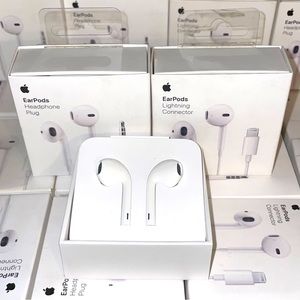 Apple EarPods wired ear phones with 3.5mm headphone plug